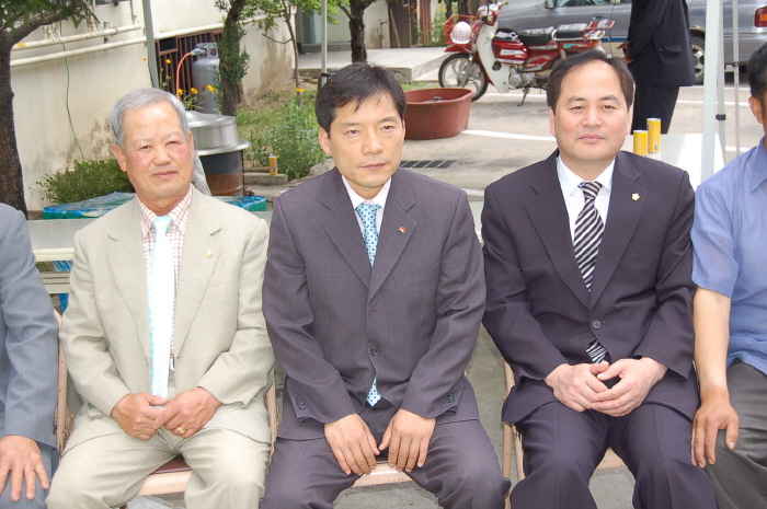 왼쪽부터 김기현 노인회장, 석성대 대신동장, 배낙호 시의원