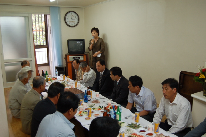 경로당 개관 경과 보고를 하는 여방희 통장